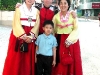 Hanbok, ein traditionelles, koreanisches Kleid. Hier während einer Hochzeit.