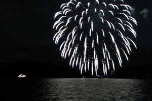 Feuerwerk auf dem Toyasee